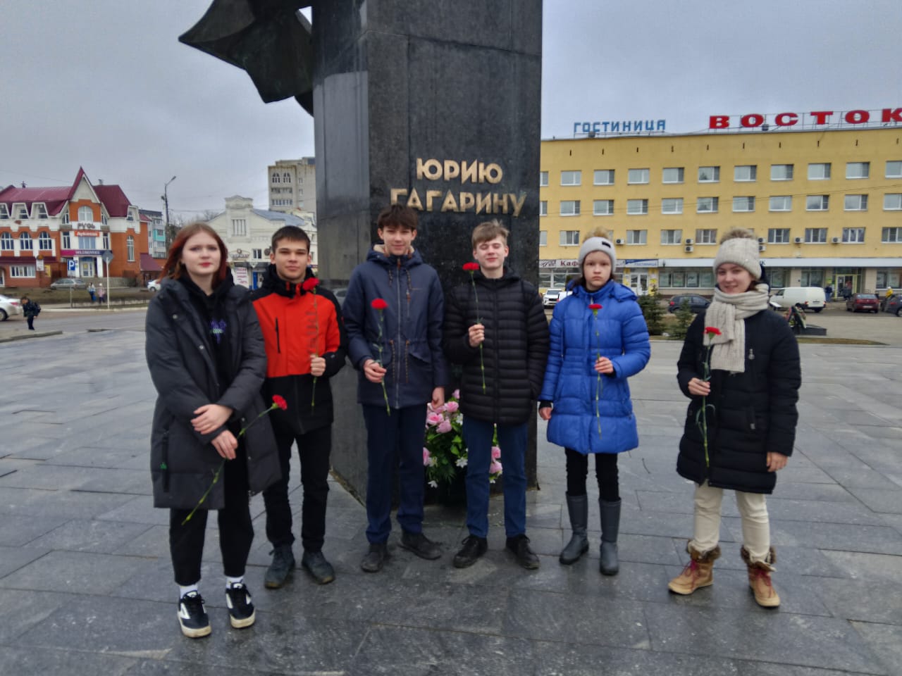 Возложение цветов к памятнику Ю. А. Гагарина.